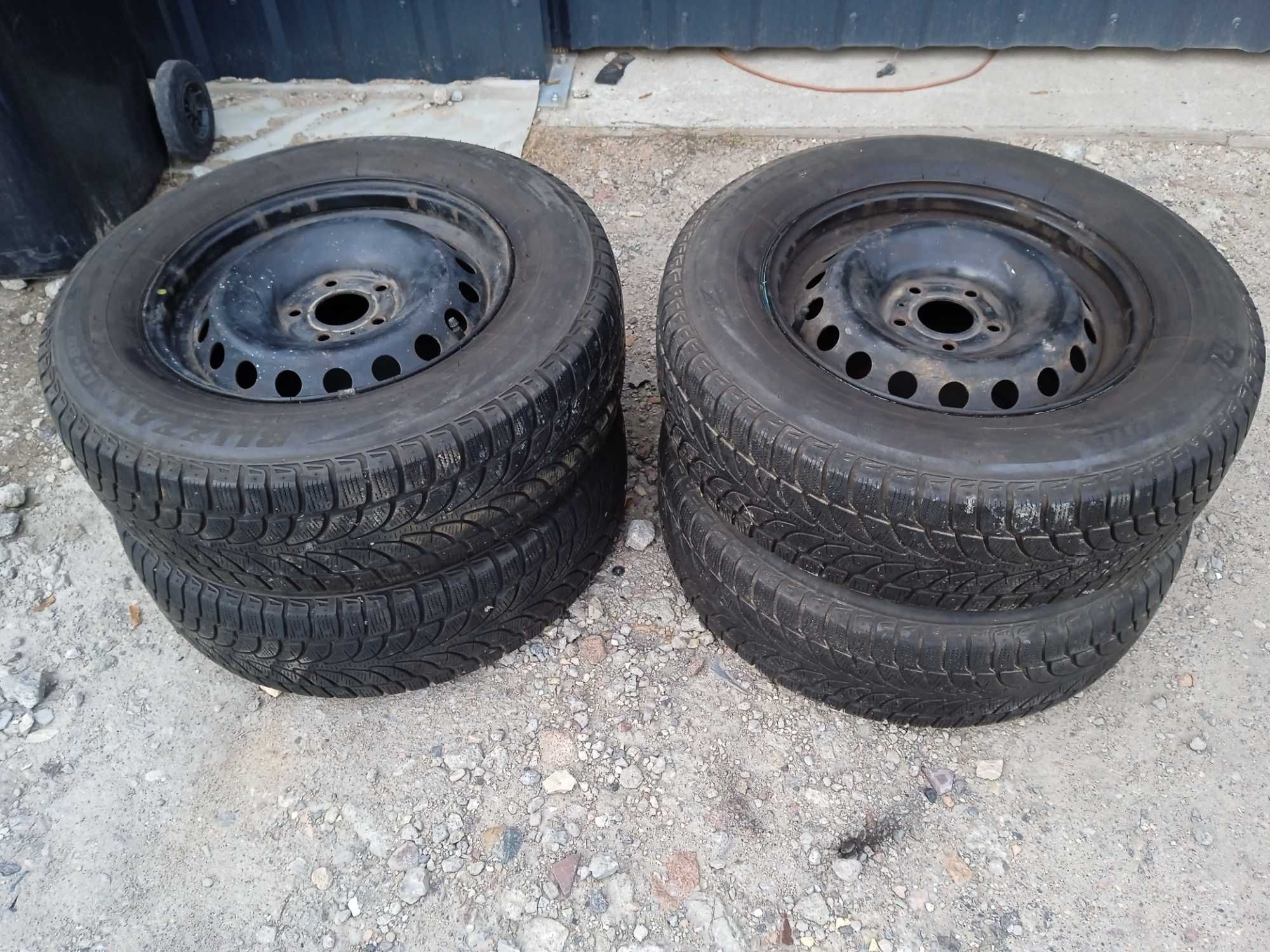 Sprzedam koła 215 70 r16 wielosezonowe  do nissana