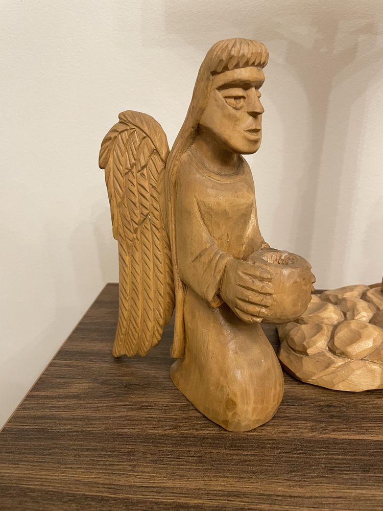 Ręcznie rzeźbiony krzyż że świecznikami aniołami