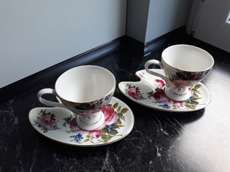 Stara angielska filiżanka w róże.