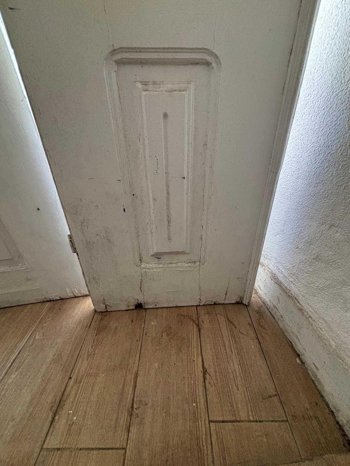 Portas antigas em madeira maciça