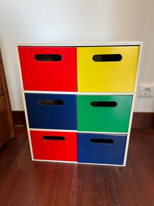 Móvel colorido para criança