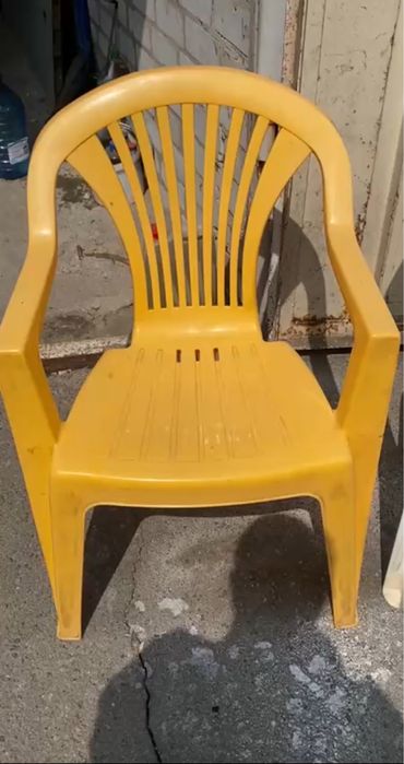 Продам пластиковый стол и стулья комплект