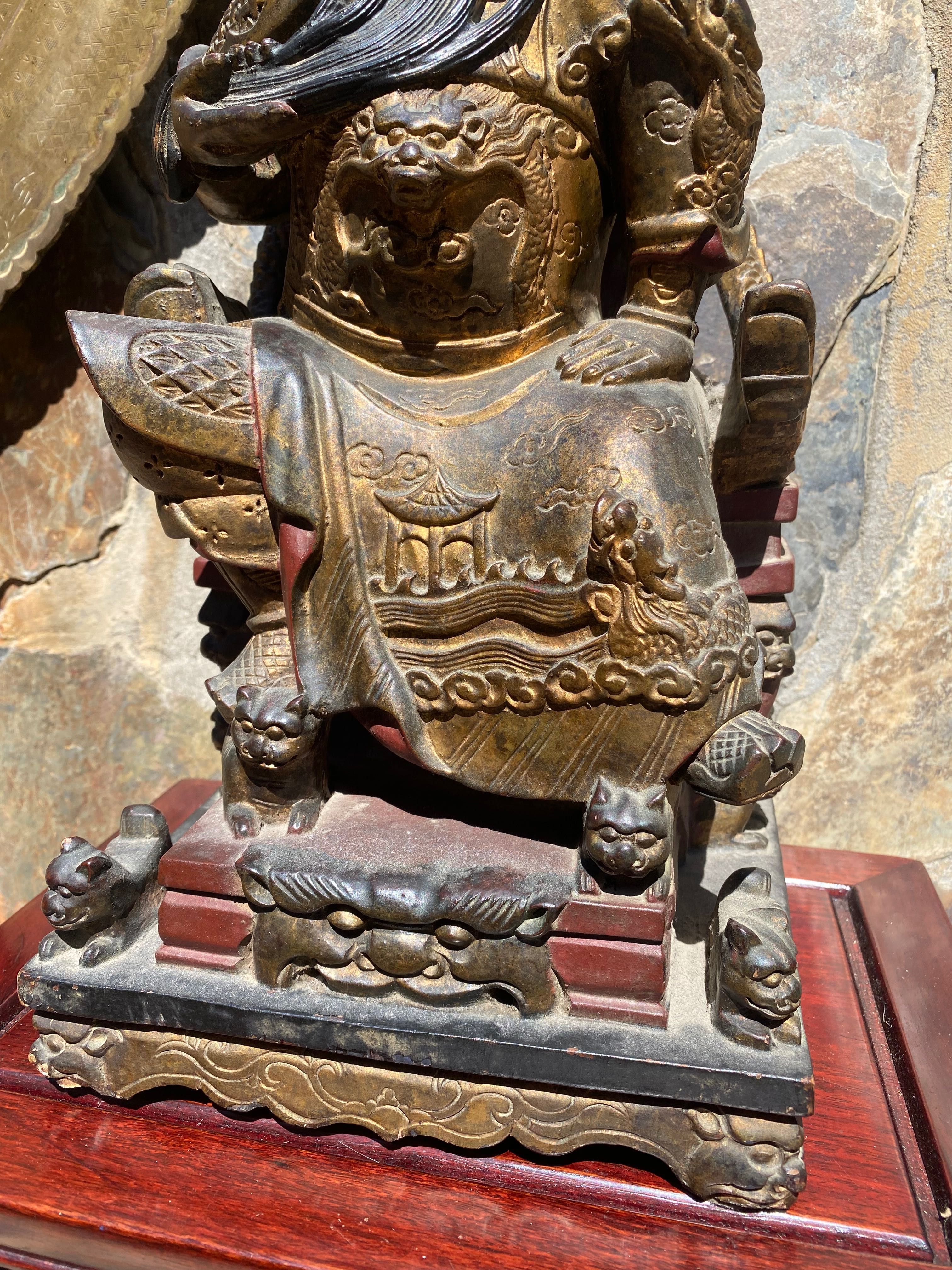 Divindade Chinesa Qing Escultura Madeira exótica Policromia Ouro 42 cm