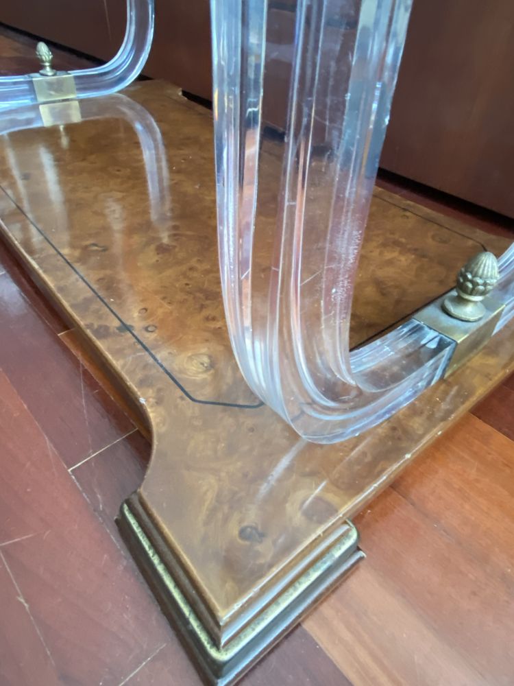 Mesa de apoio de sala em madeira de cerejeira e acrílico