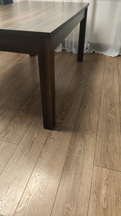 Drewniany stół do salonu jadalni