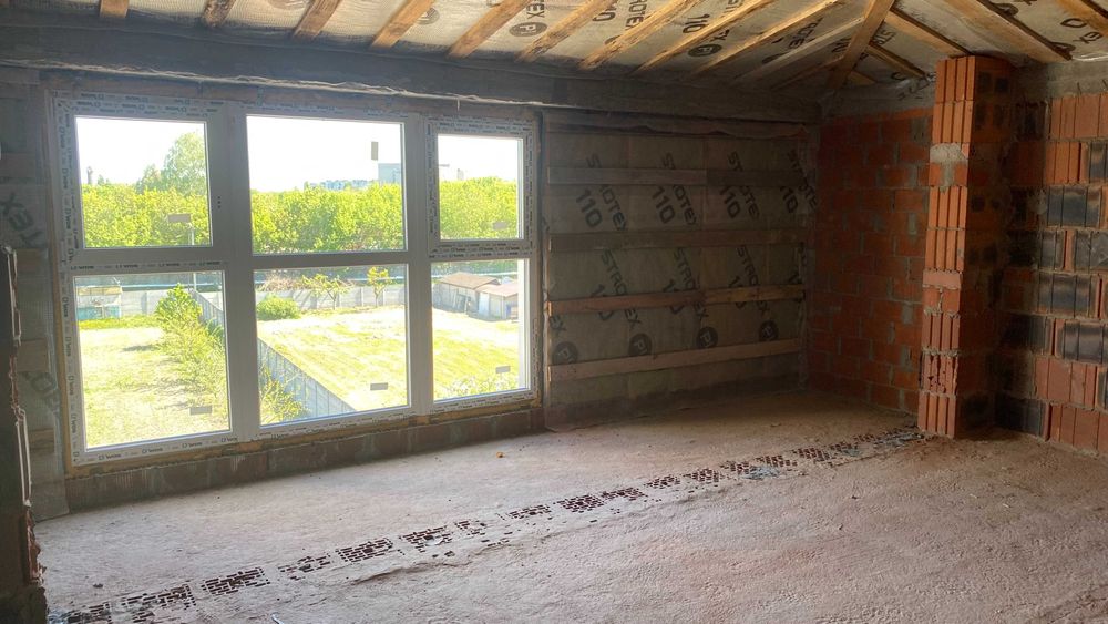 Продається 4-кімнатна квартира в новому малоквартирному будинку.