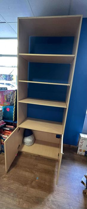 Estante em madeira clara