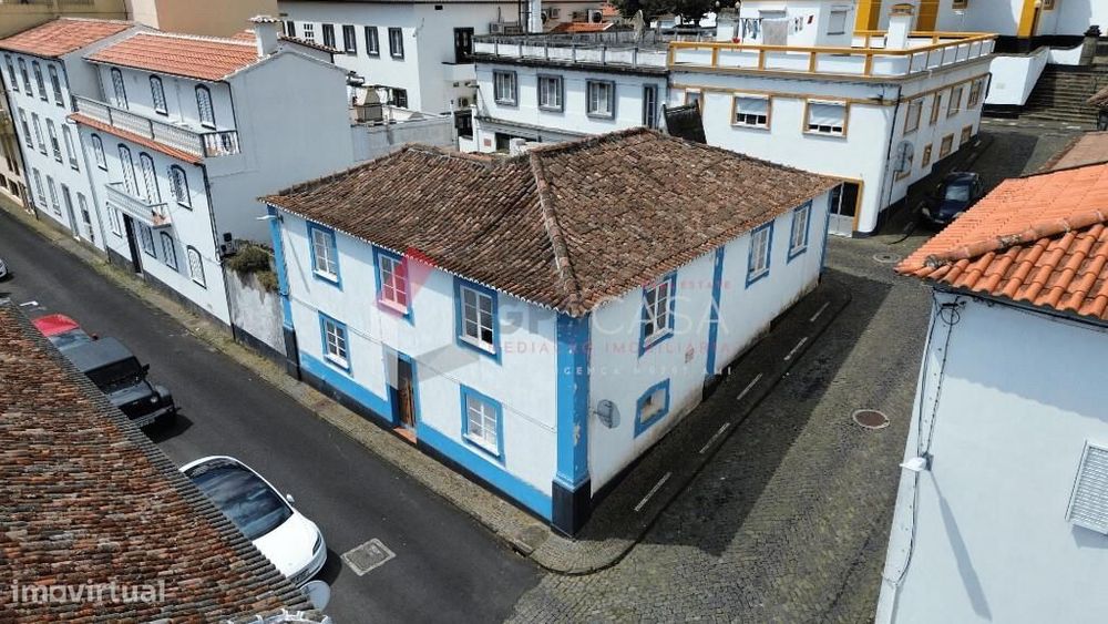 Moradia T4 com quintal, no coração da Praia da Vitória!