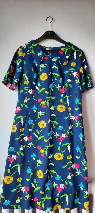 Sukienka w kolorowe kwiaty