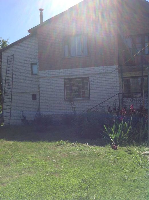 Заміський шикарний цегляний дім з садом