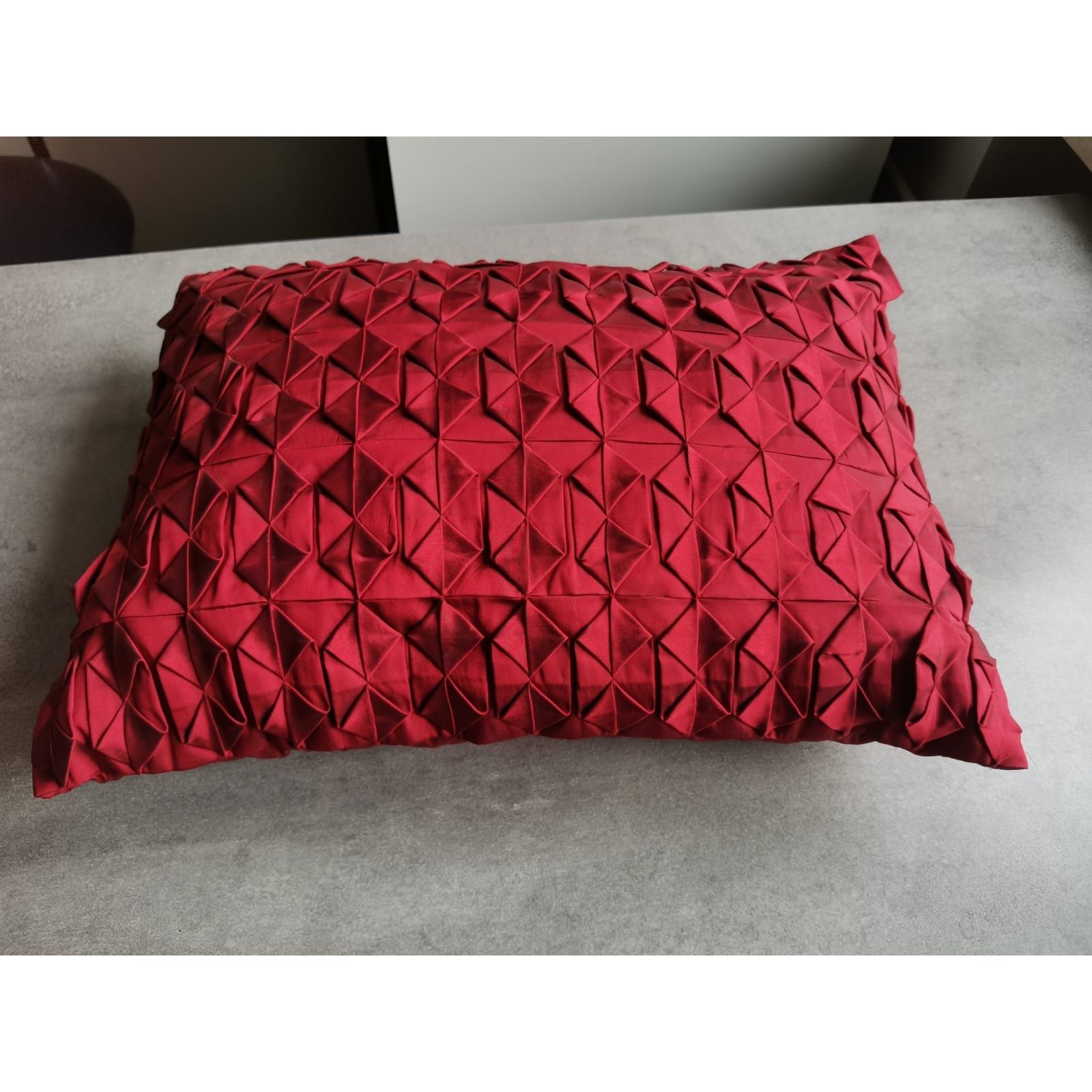 Poduszka 3D 45x35cm czerwona pikowana ozdobna dekoracja