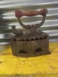 Ferro de engomar antigo