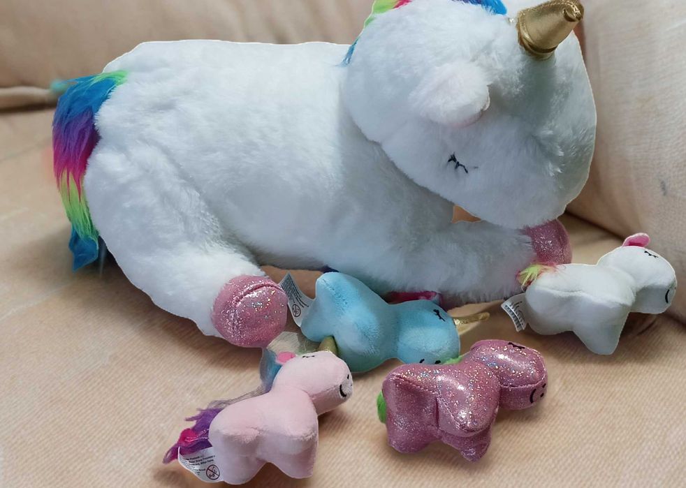 Jednorożec mama z czterema uroczymi jednorożcami w brzuchu dla dzieci