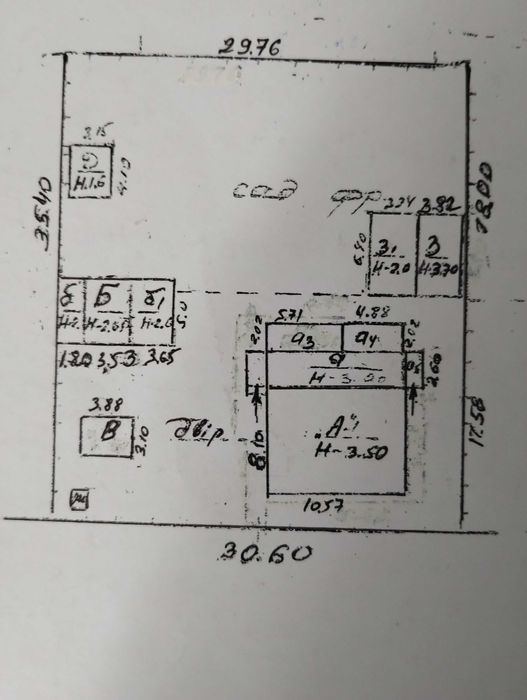 Будинок у місті з великим участком.