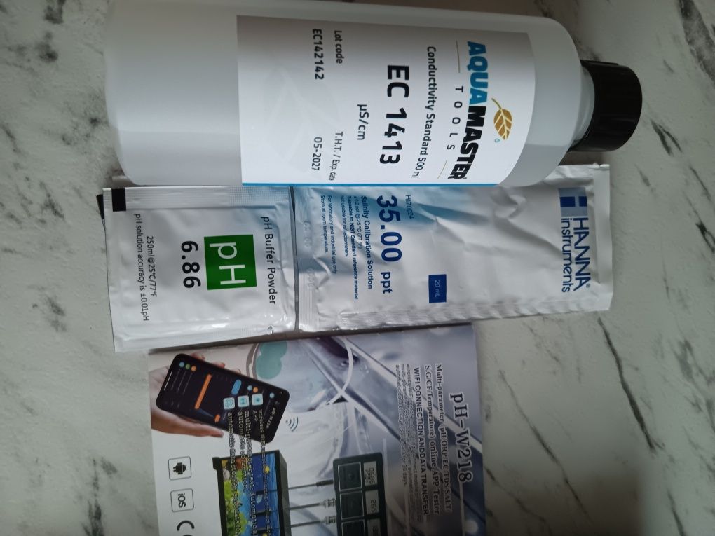 Miernik parametrów wody w akwarium morskim  W 218