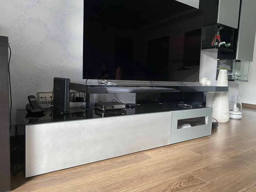 Móvel tv + 2 colunas decoração/arrumação Evanyrouse