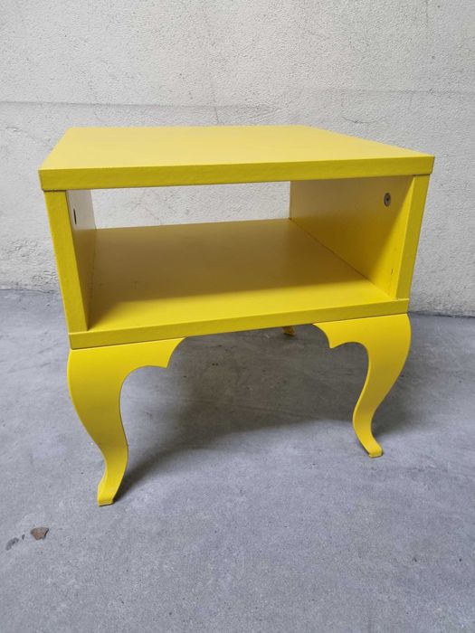 Mesa de apoio amarela em bom estado