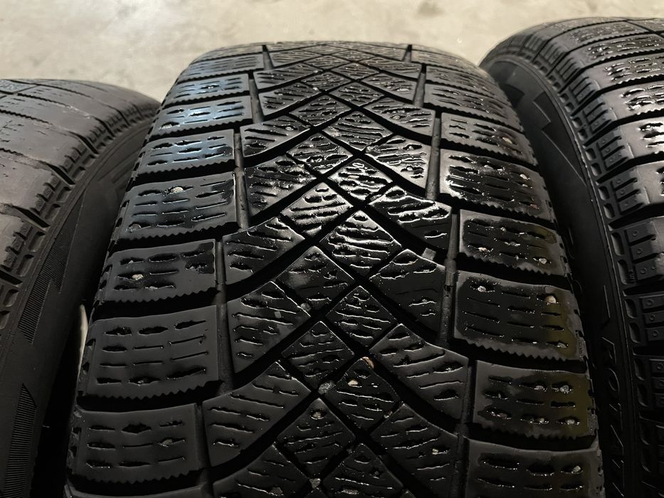 Шини Pirelli Ice Zero FR 205 55 16
