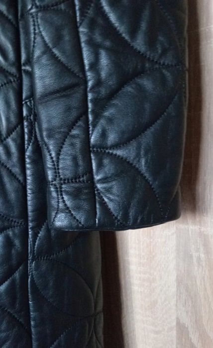 Стьобане шкіряне пальто з синім хутром