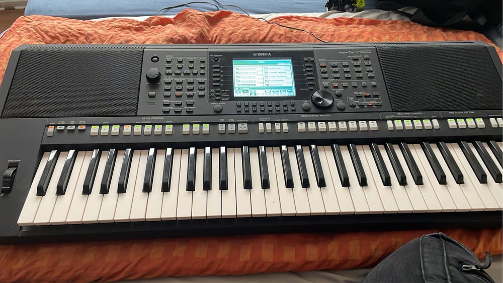 Yamaha PSR S 750