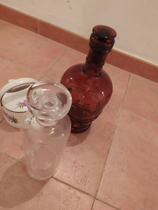 Garrafas de vidro decorativas e regador cerâmica
