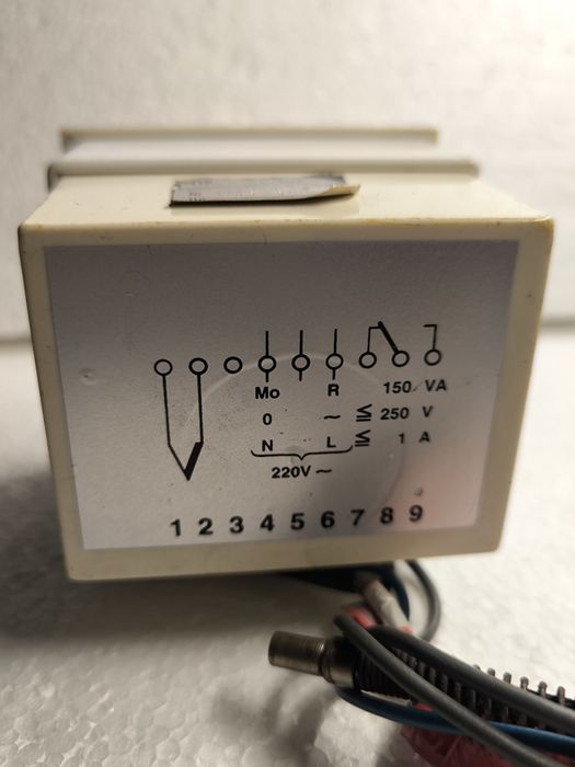 Elektroniczny dwuustawny regulator typu RE52