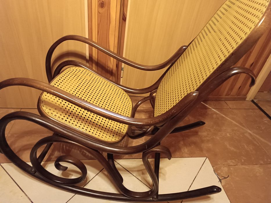 Fotel bujany drewniano-ratanowy