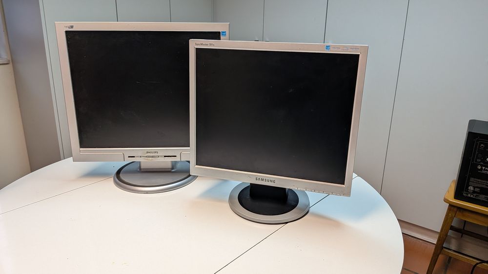 Monitores 4:3 a funcionar