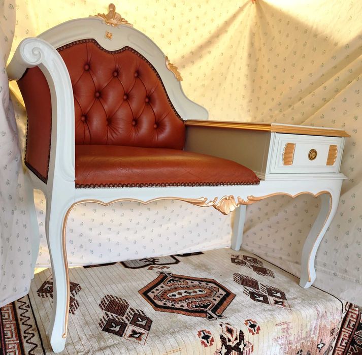 Namoradeira em pele, pintada de branco gelo e dourado