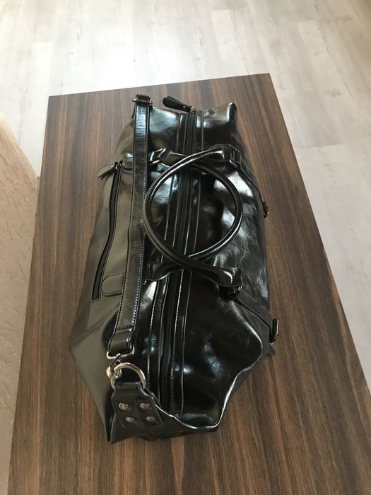 Чорна,дорожня,шкіряна сумка