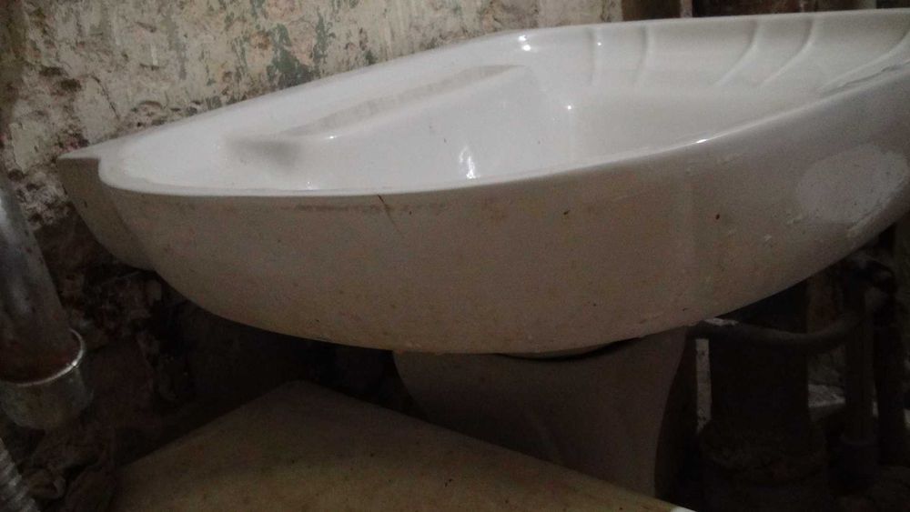 Умивальник фарфоровий із п'єдесталом (ногою)