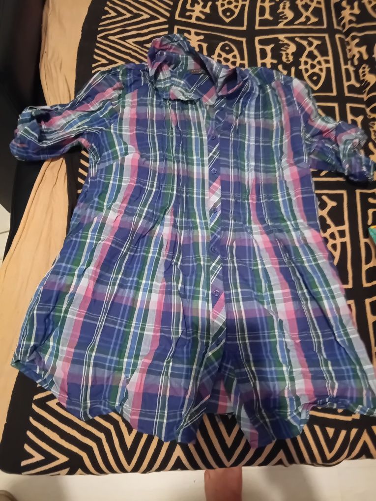 Camisa azul com cor de rosa