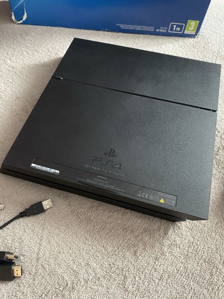PS4 1 TB + okablowanie + pad | Sony PlayStation
