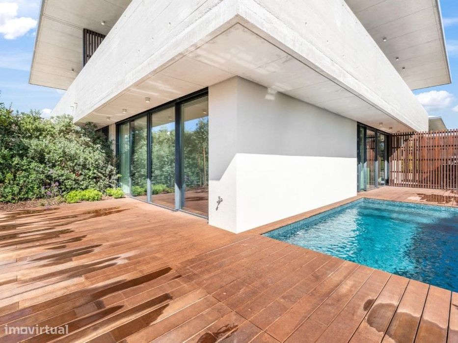 Moradia geminada T3 no projeto Sandwoods, com deck e piscina privat...