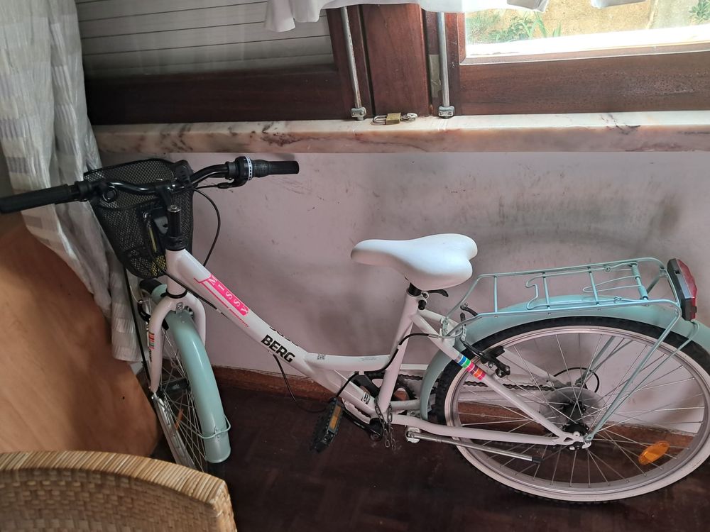 Bicicleta de menina, com pouco uso.