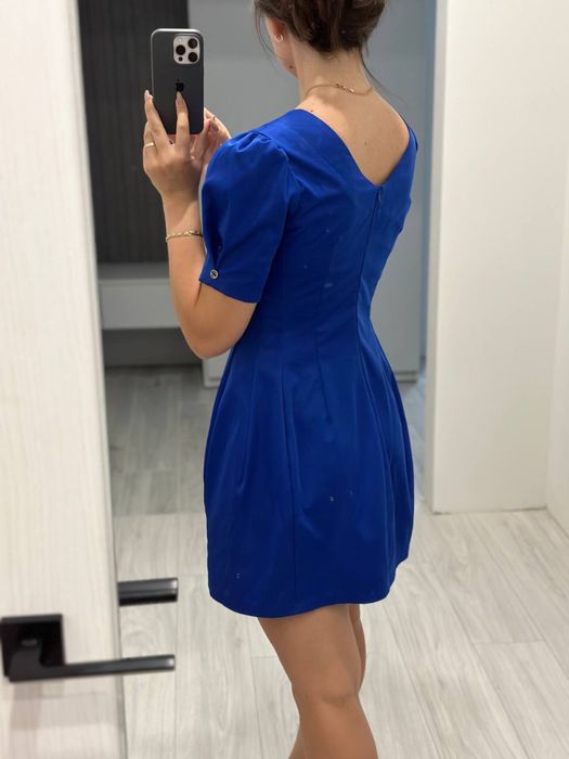 Синє плаття із обʼємними рукавами