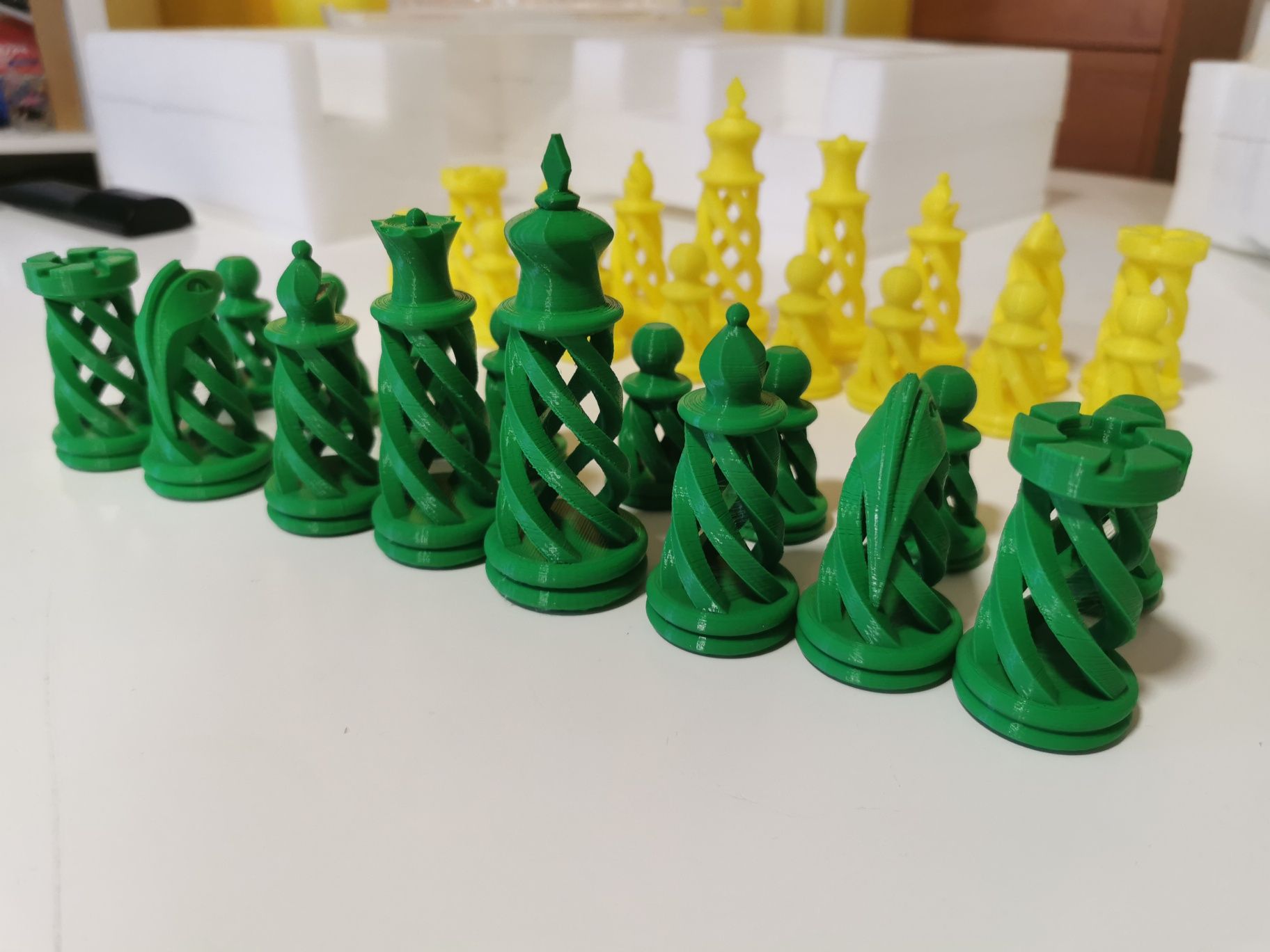 Szachy spiralne żółto - zielone hand made wyjątkowy zestaw figur szach