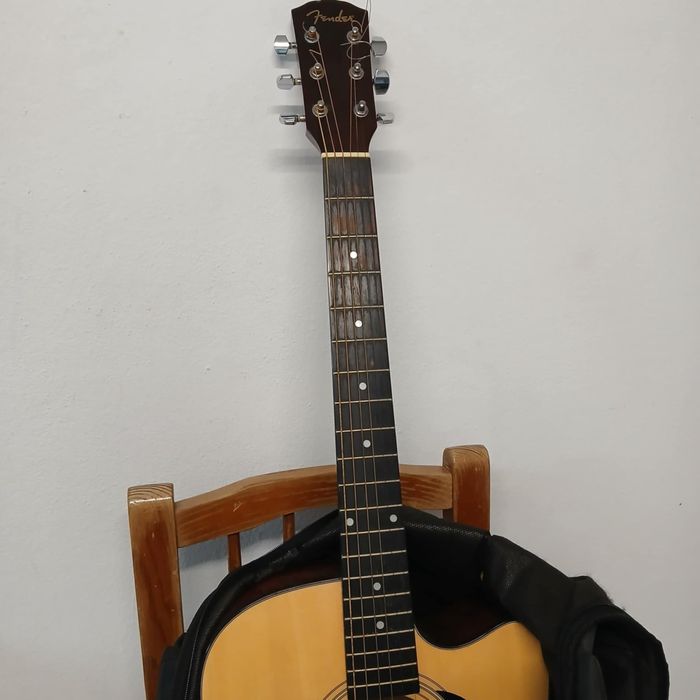 Guitarra acústica Fender (ampliação avariada)