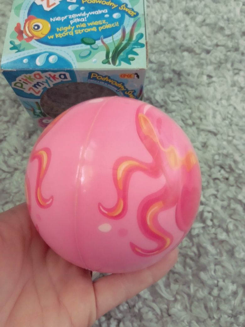 Piłka zmyłka różowa podwodny swiat