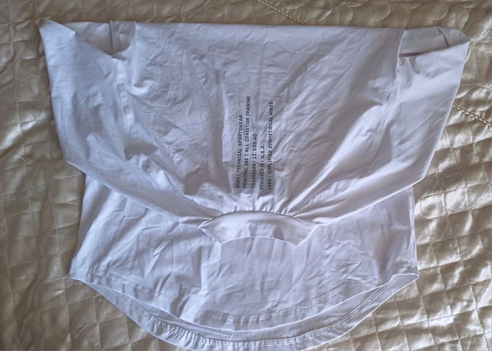 Білий гольф як жінці так і чоловіку