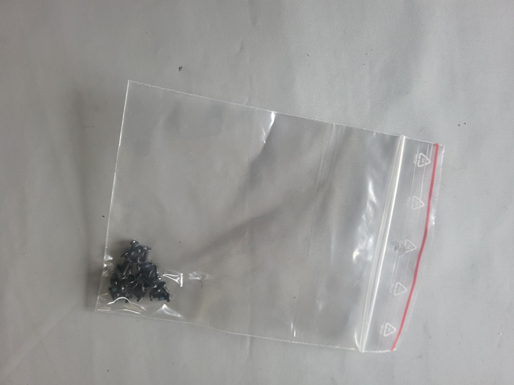 Sprzedam zestaw śrubek do Laptopa Samsung N130