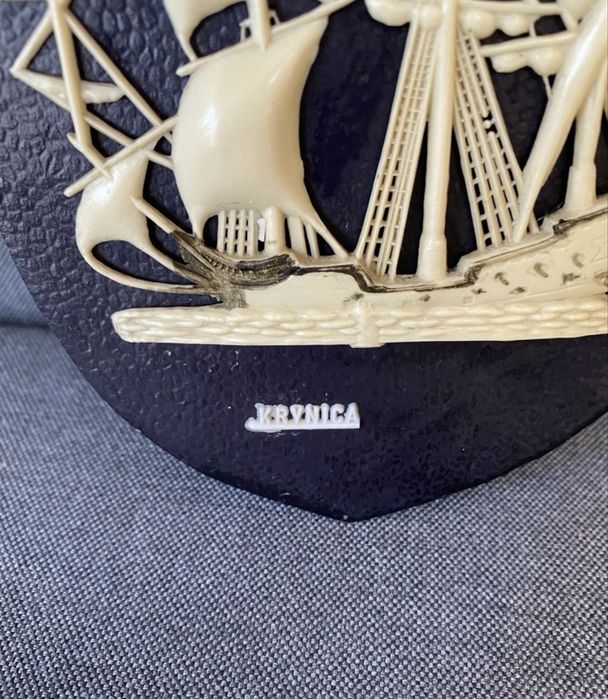 Zawieszka ryngraf dekoracja na ścianę ze statkiem Krynica pamiątka