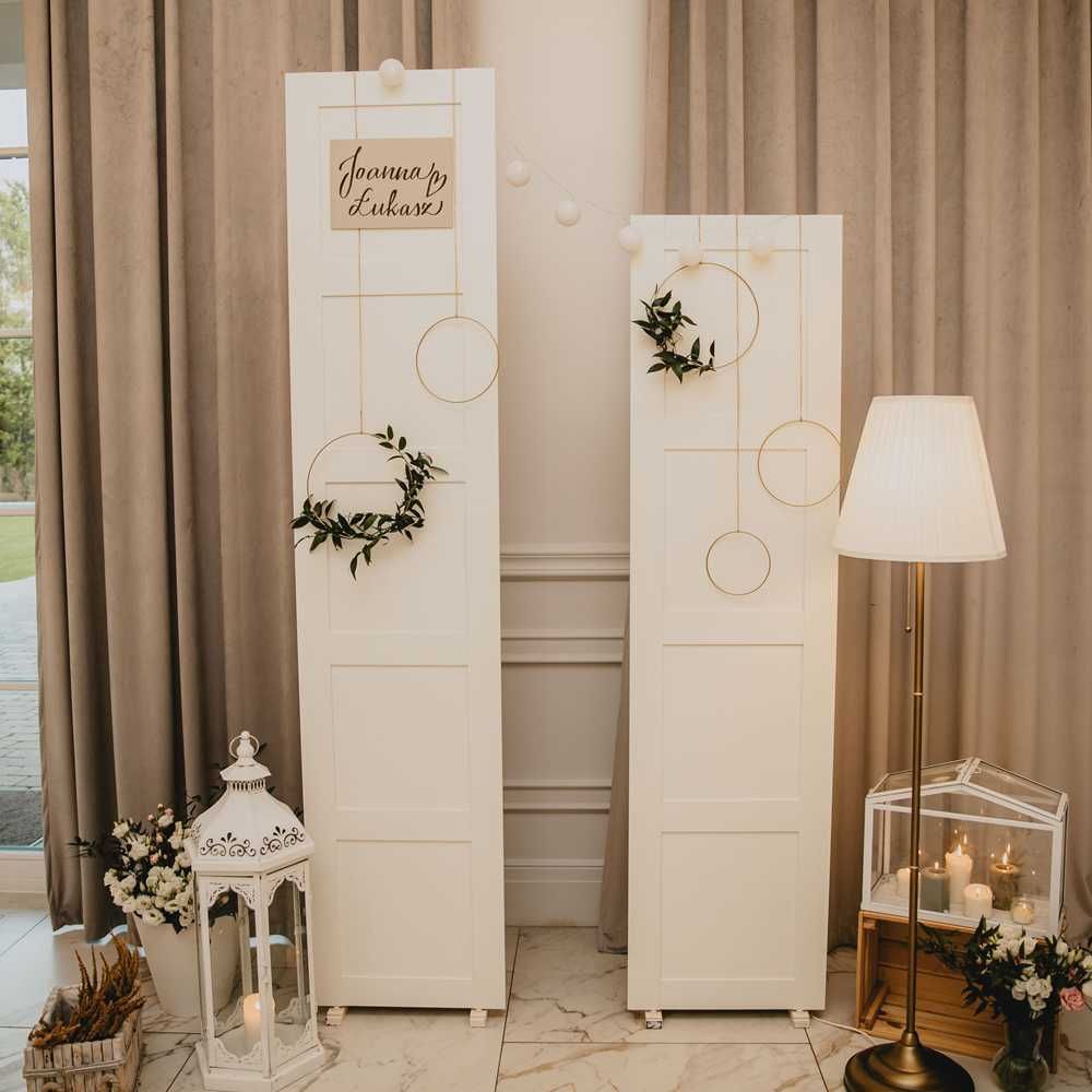 Białe Drzwi Ikea Bergsbo | dekoracja fotobudka na wesele