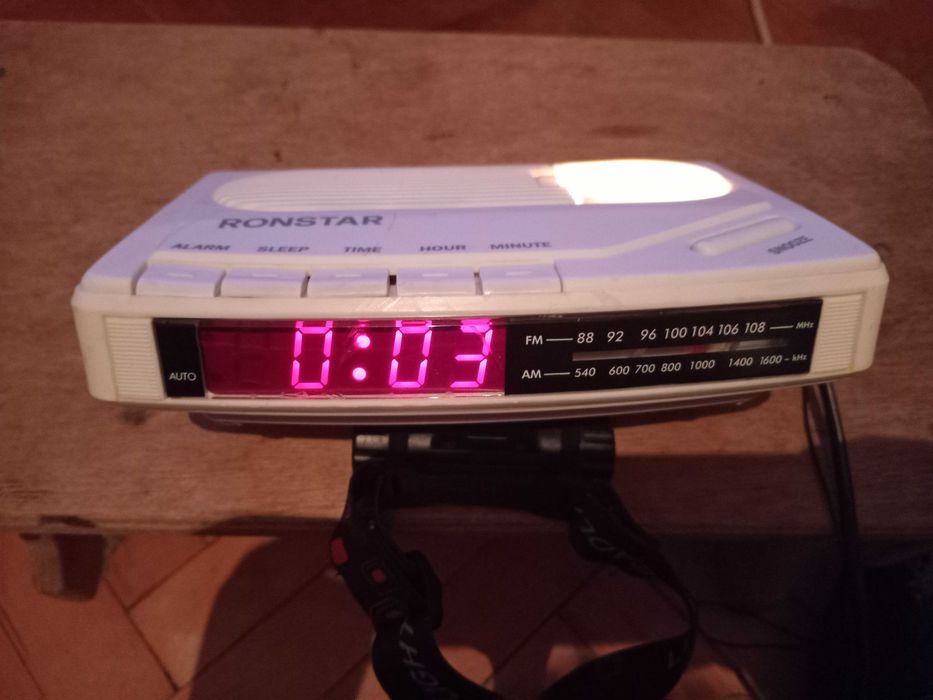 Продам годинник/світильник/радіоприймач Ronstar.