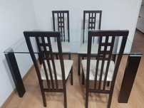 Mesa de sala e quatro cadeiras