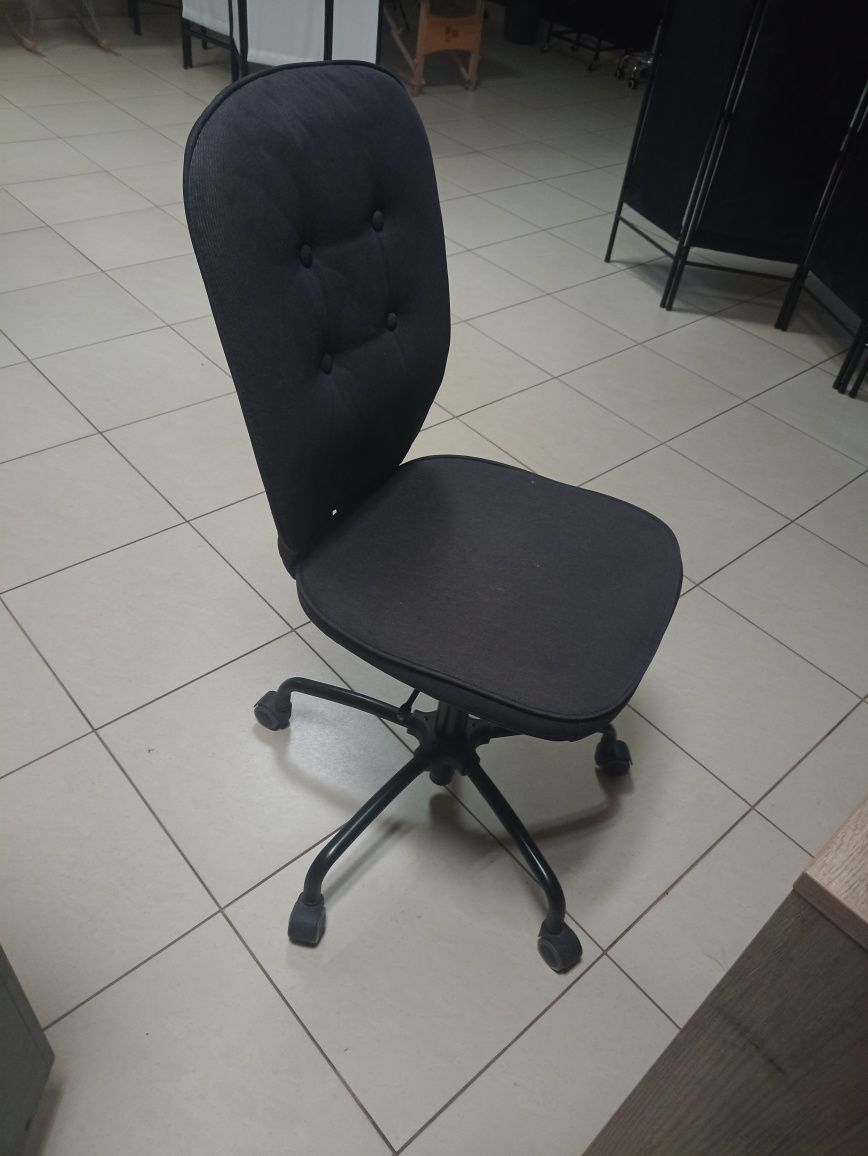 Krzesło biurowe na kółkach