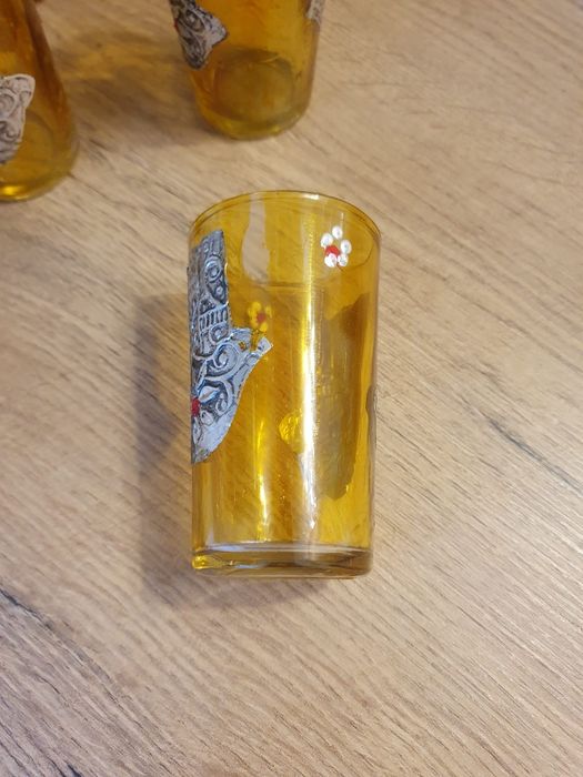 Karafka i 6 szklaneczek,ręcznie zdobione ,szkło ,PRL