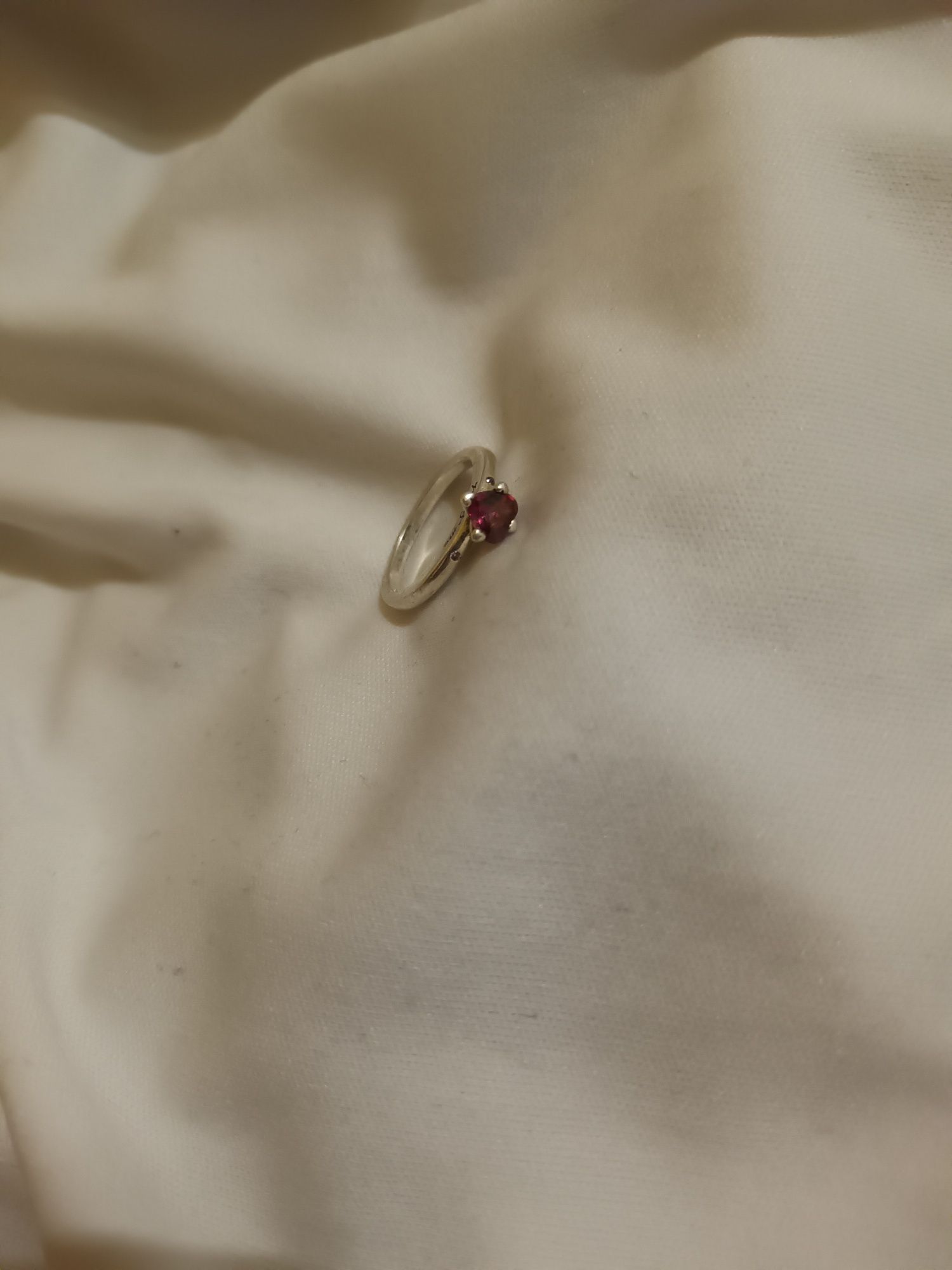 Pierścionek z rubinem w kształcie serca- PANDORA