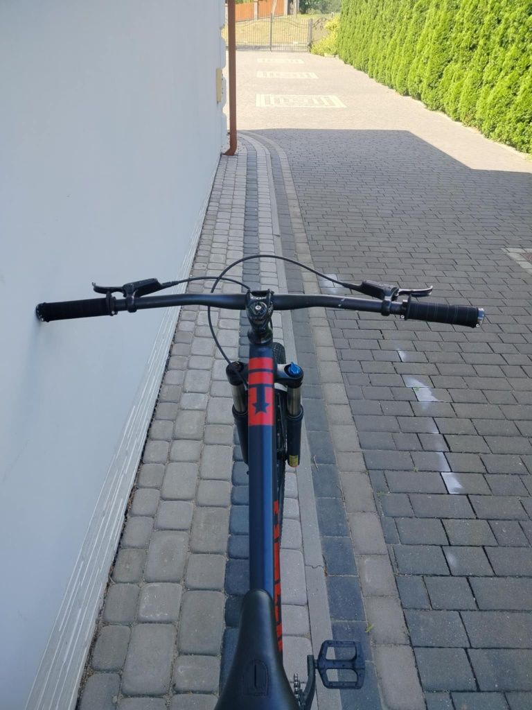 Sprzedam rower dirt w bardzo dobrym stanie.