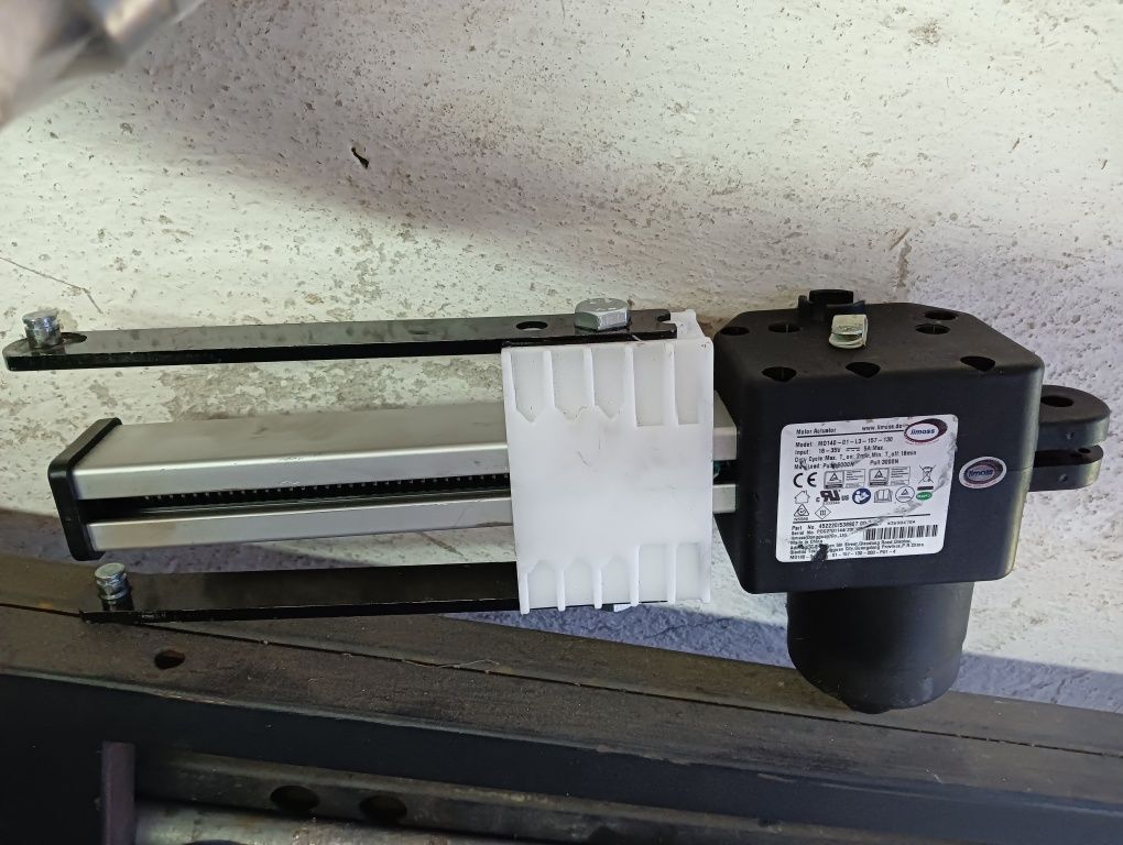 Pojedynczy  siłownik elektryczny z mocowaniem skok 13 cm